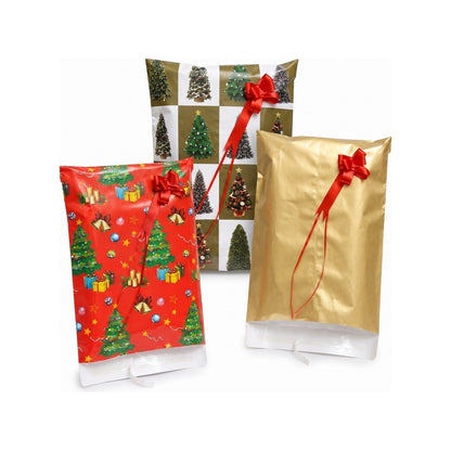 Tres sobres de papel de regalo con moño rojo: rojo con árboles de navidad, dorado y blanco con pinos, y dorado liso